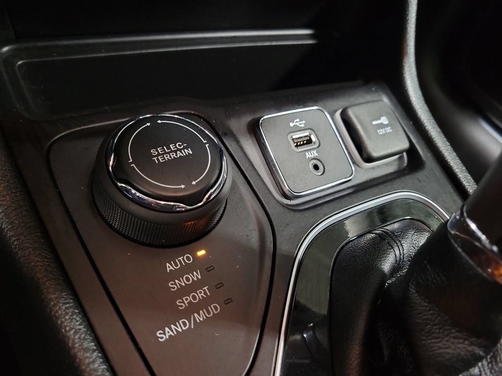 Used 2019 Jeep Cherokee Overland w/ Technology Group AWD/4WD image 20