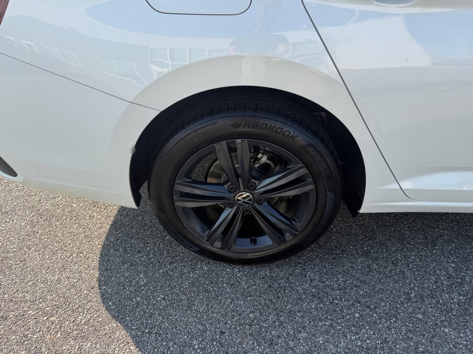 Certified 2022 Volkswagen Jetta SE FWD image 23