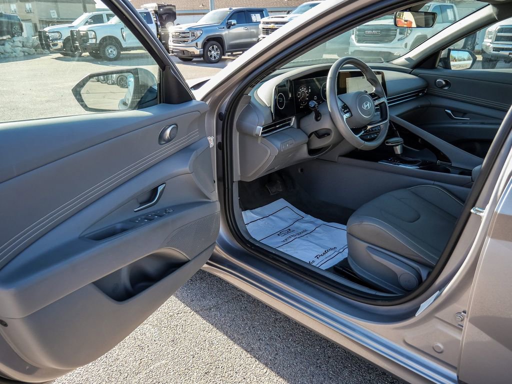 Used 2025 Hyundai Elantra SEL image 25