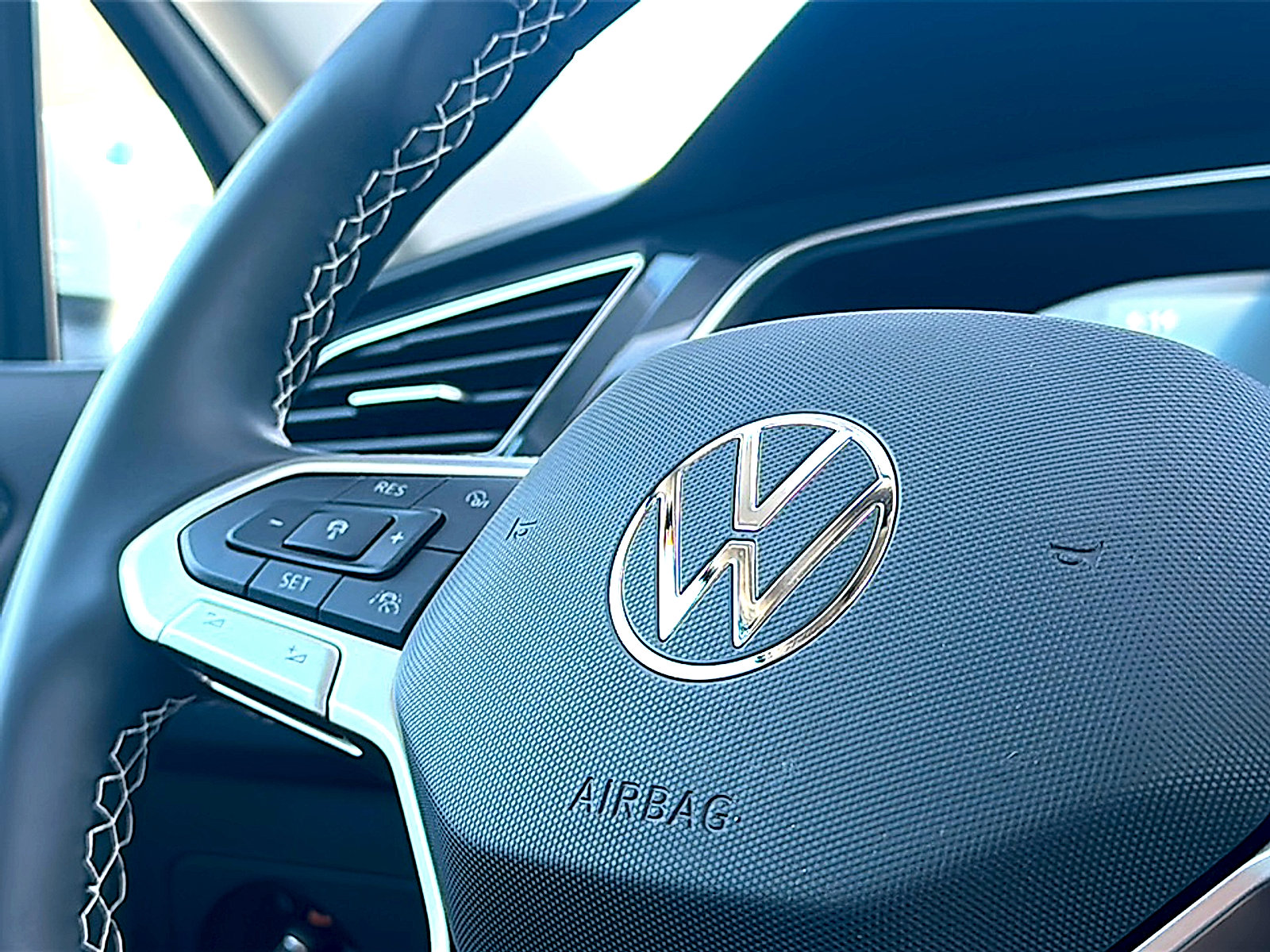 Used 2024 Volkswagen Tiguan SE w/ Panoramic Sunroof Package image 29