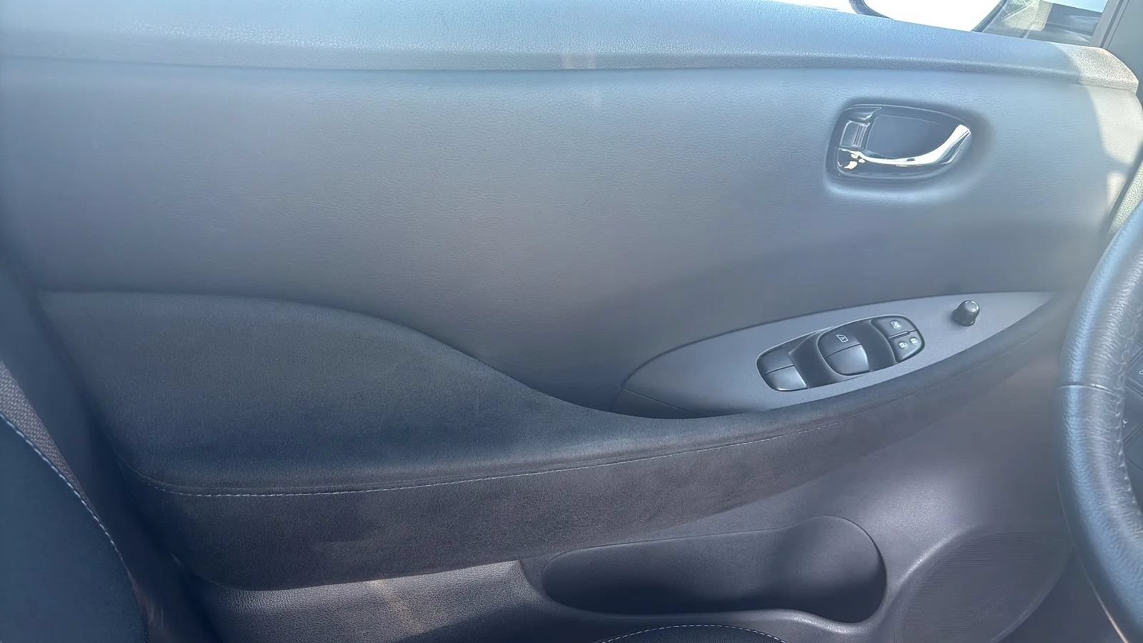 Used 2015 Nissan Leaf S FWD image 15