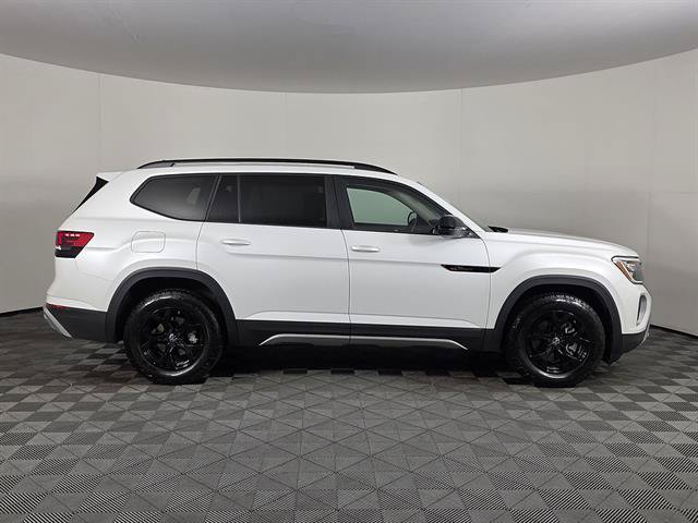 Used 2024 Volkswagen Atlas Peak Edition SEL AWD/4WD image 2