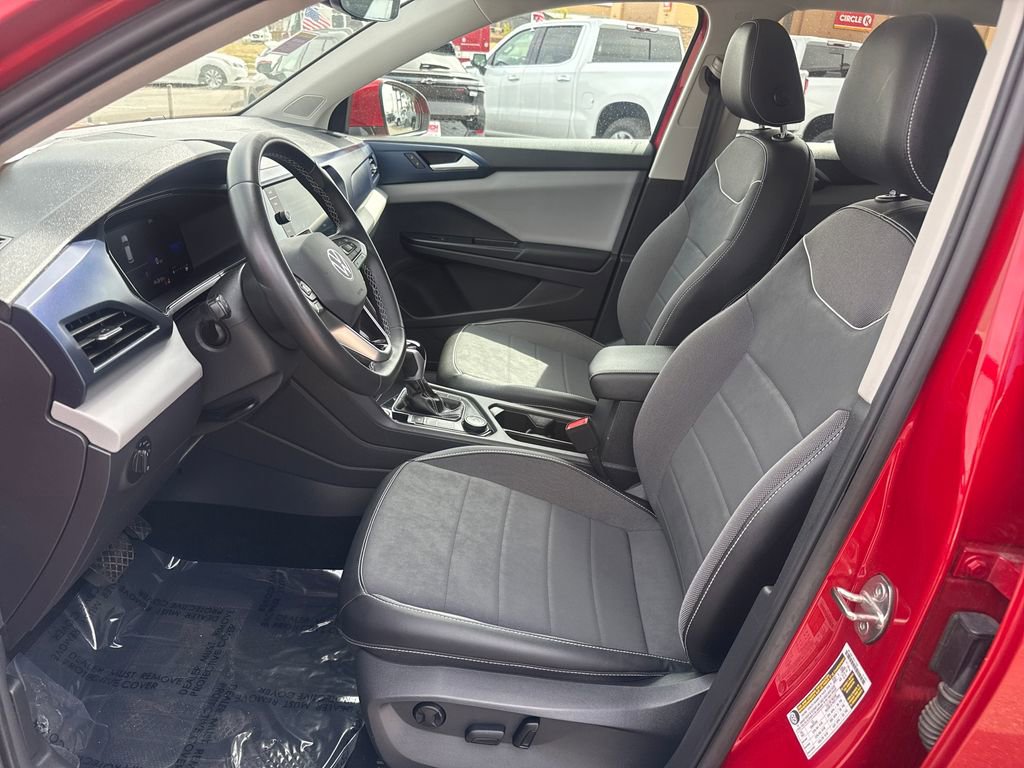 Used 2023 Volkswagen Taos SE w/ Panoramic Sunroof Package image 9