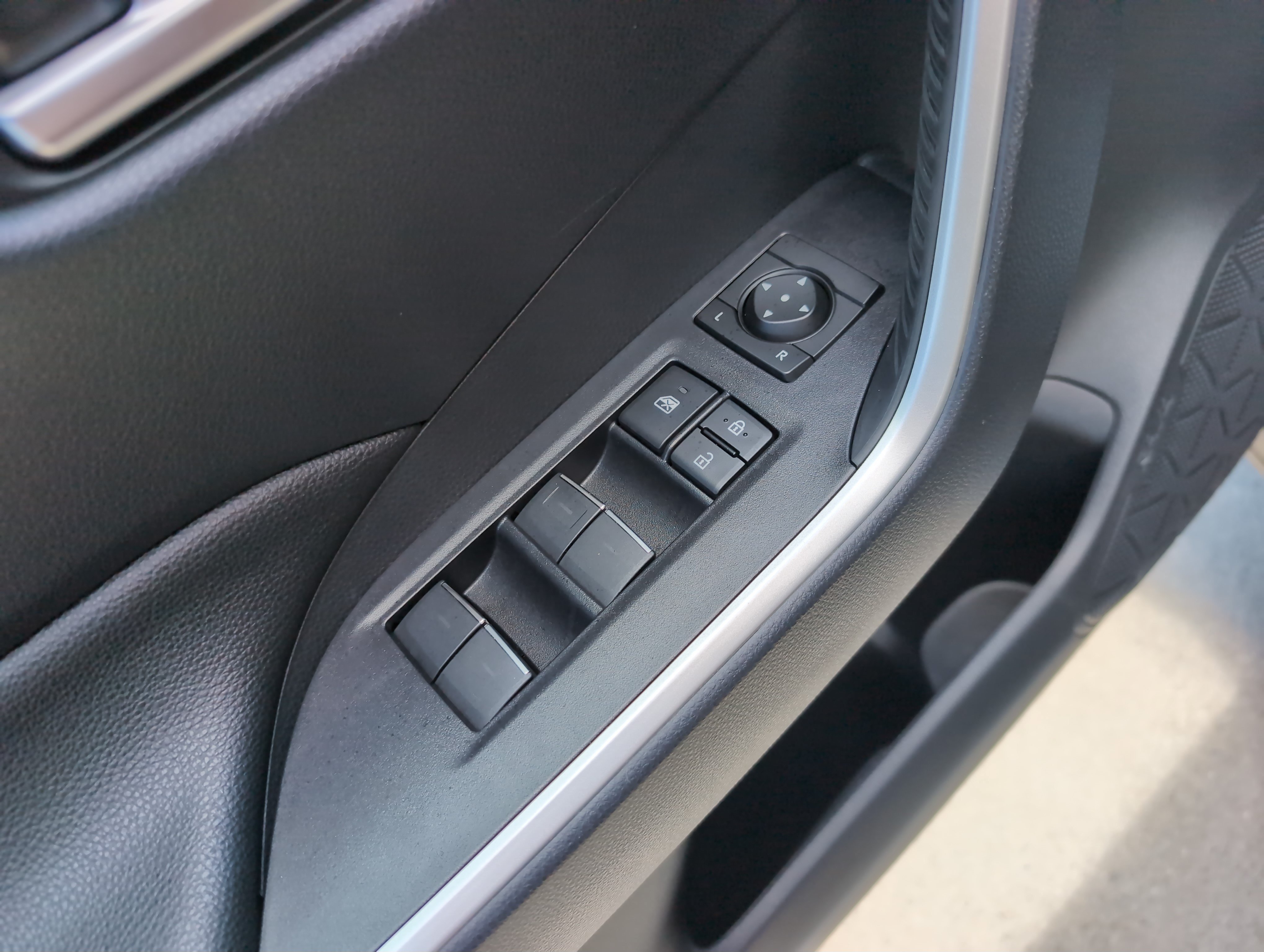 Used 2025 Toyota RAV4 XLE Premium w/ Weather Package AWD/4WD image 15