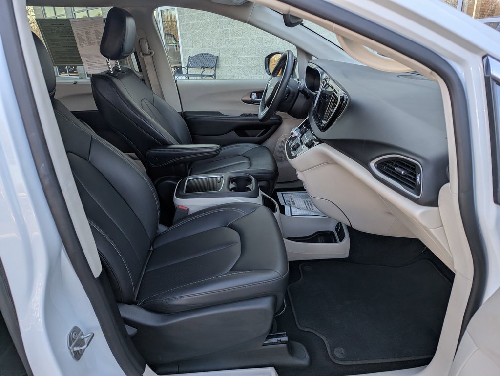 Used 2024 Chrysler Pacifica Touring-L image 19