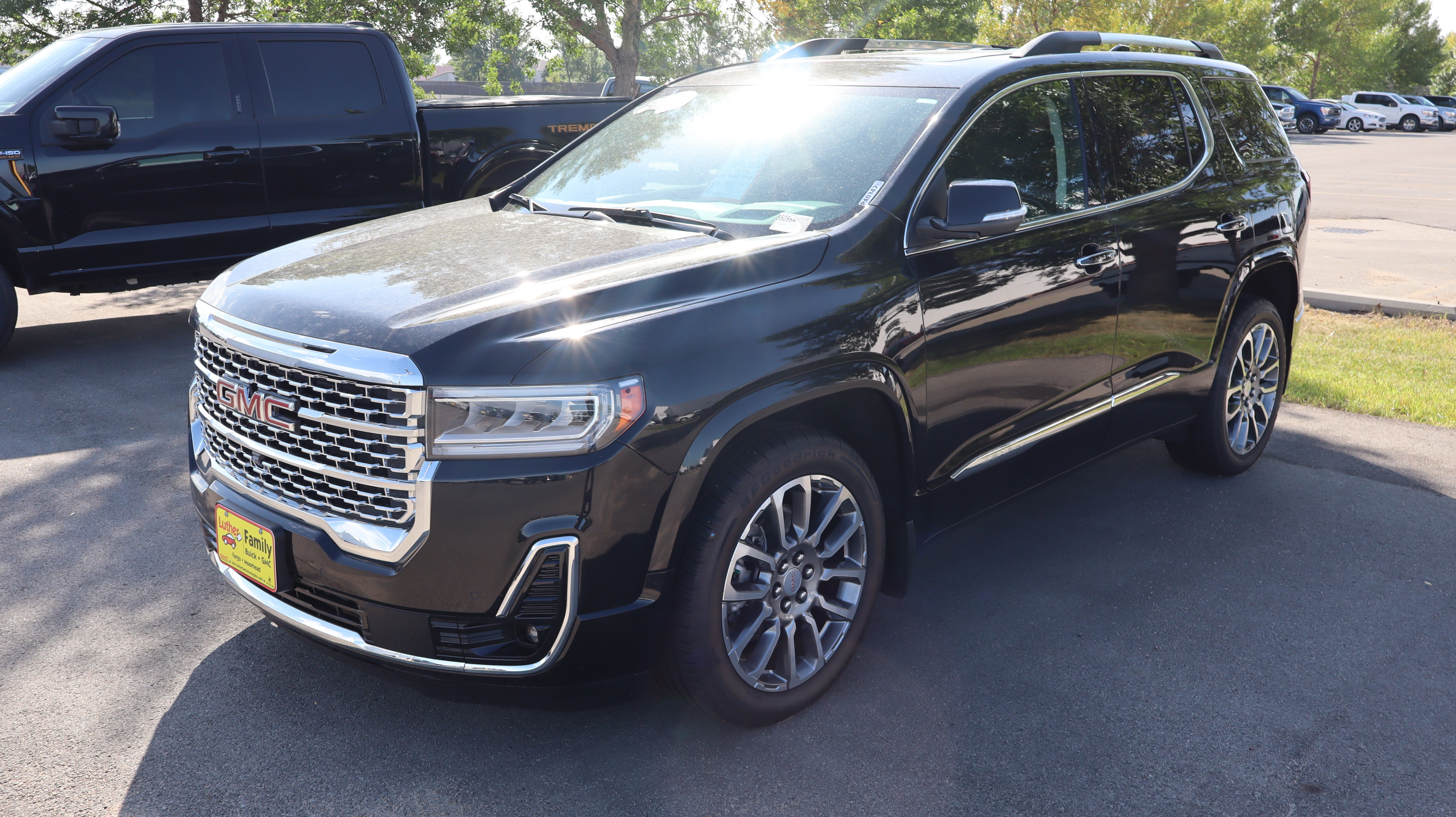 Used 2023 GMC Acadia Denali w/ Denali Technology Package AWD/4WD image 3
