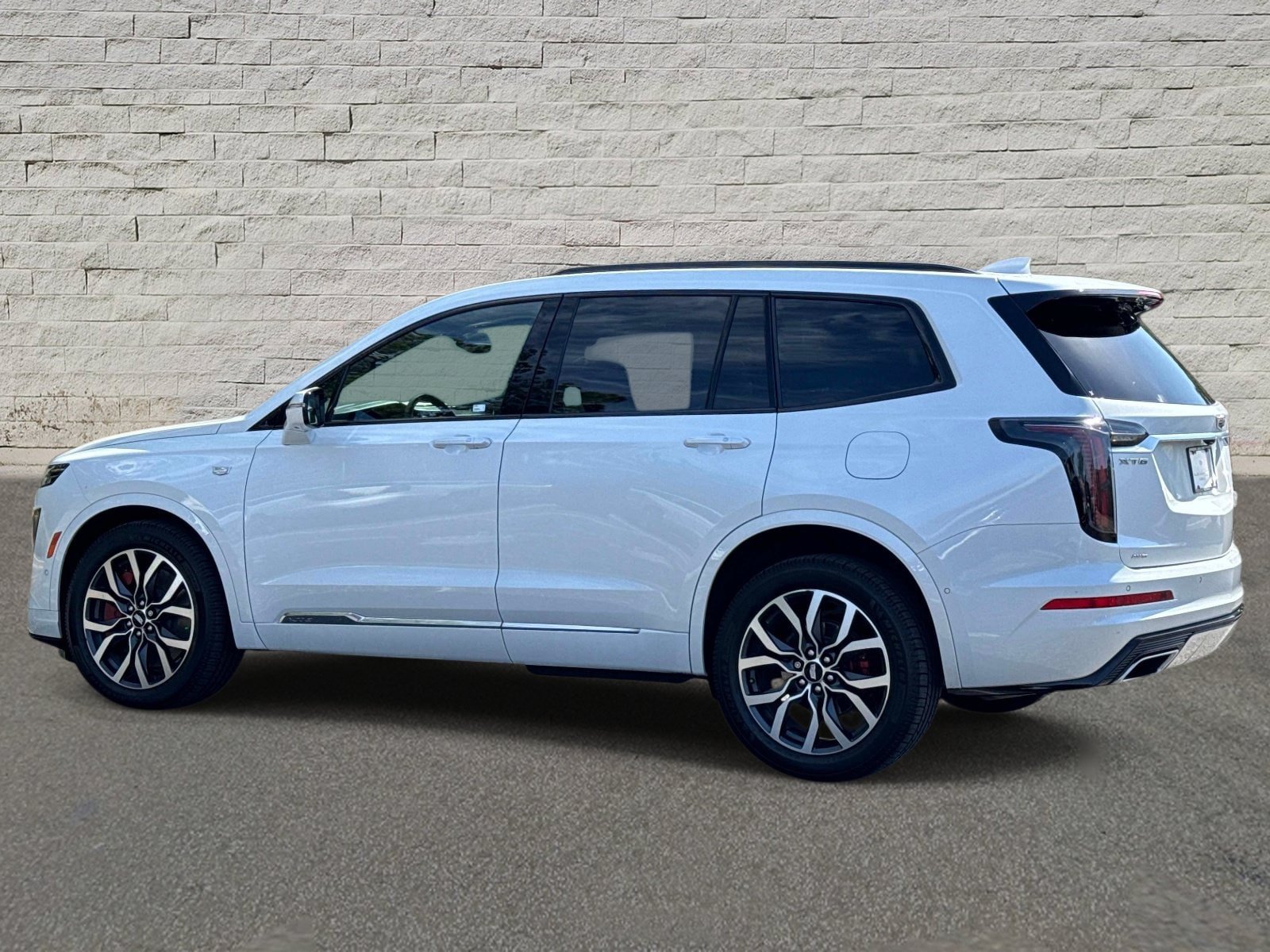 Used 2023 Cadillac XT6 Sport w/ Platinum Package AWD/4WD image 3
