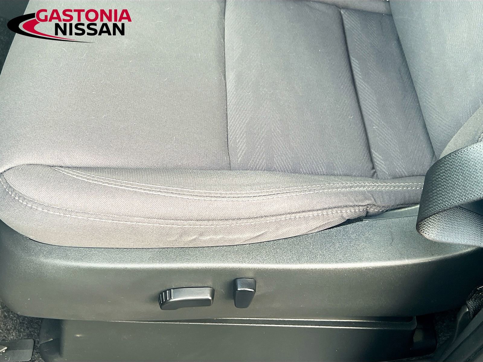 Used 2023 Nissan Frontier SV image 25