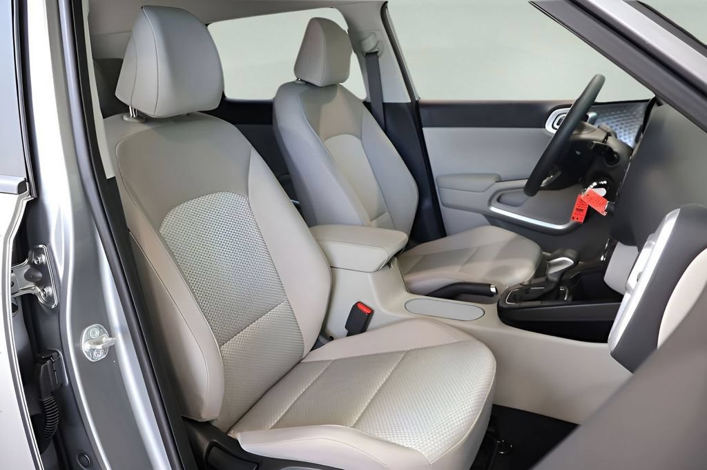 Used 2025 Kia Soul LX w/ LX Technology Package FWD image 19
