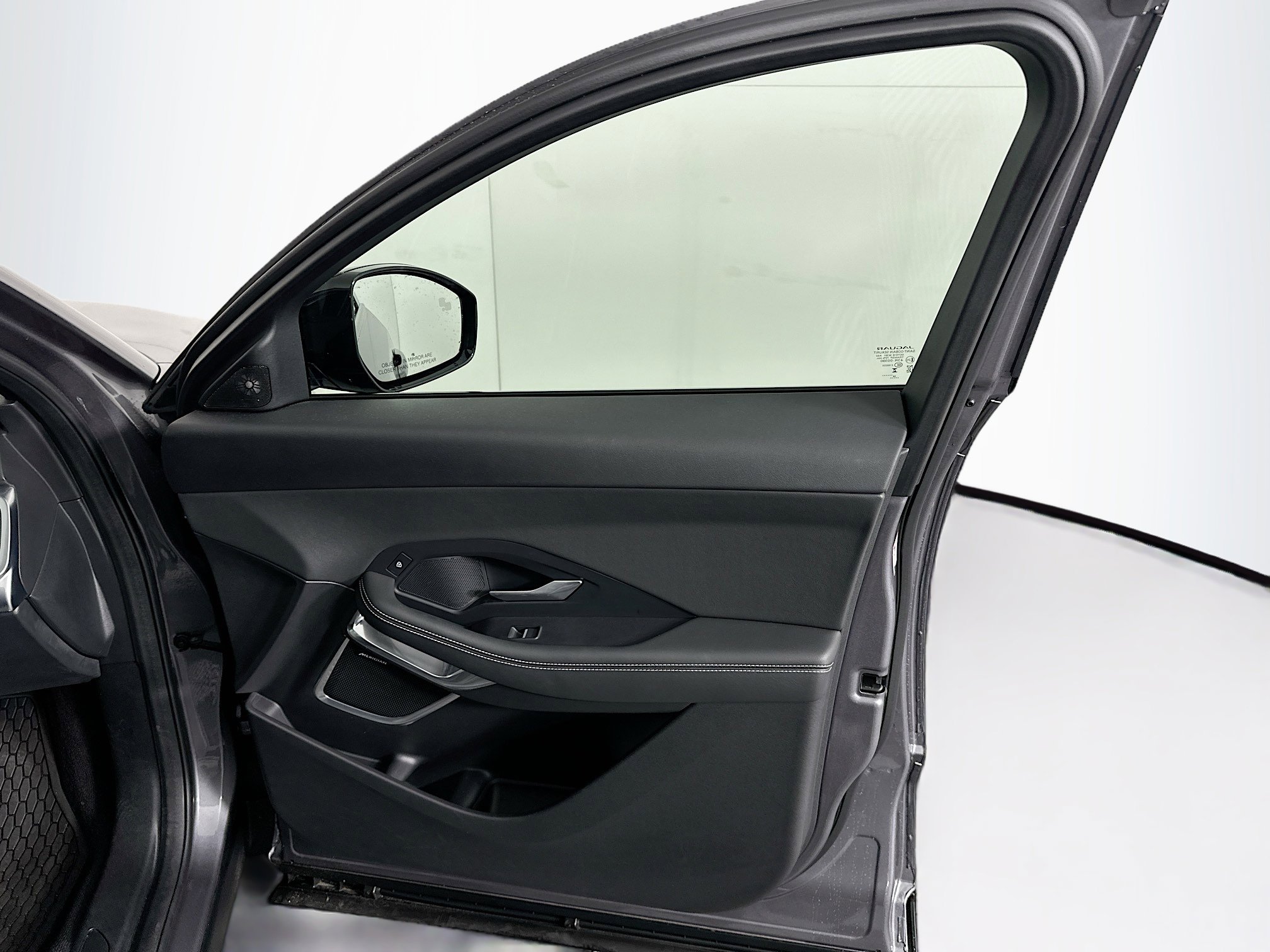 Used 2024 Jaguar E-PACE R-Dynamic SE image 32