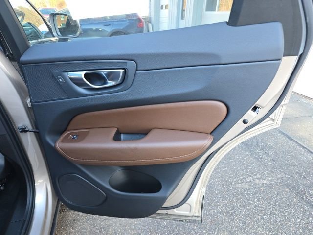 Certified 2023 Volvo XC60 B5 Plus w/ Climate Package image 18