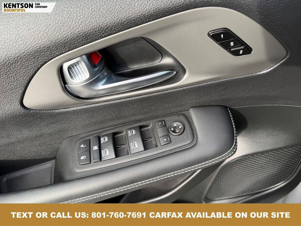 Used 2025 Chrysler Pacifica Select image 22