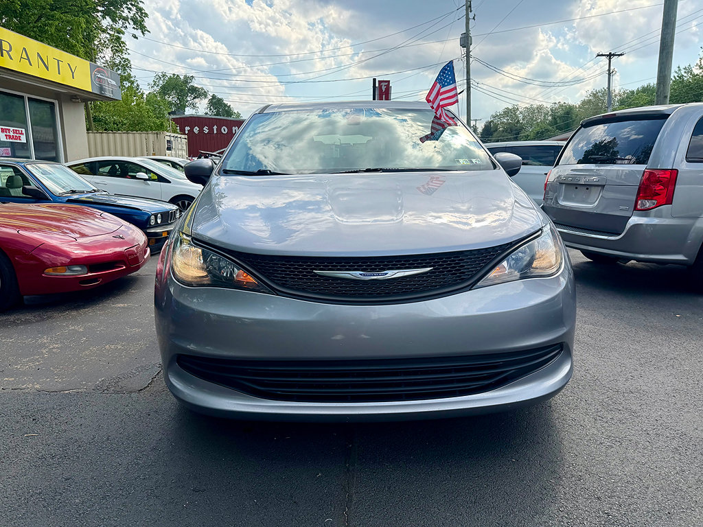 Used 2020 Chrysler Voyager L FWD image 2