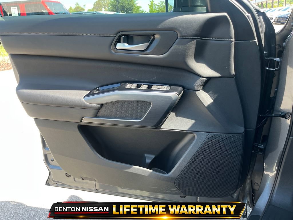 Used 2025 Nissan Pathfinder SL AWD/4WD image 12
