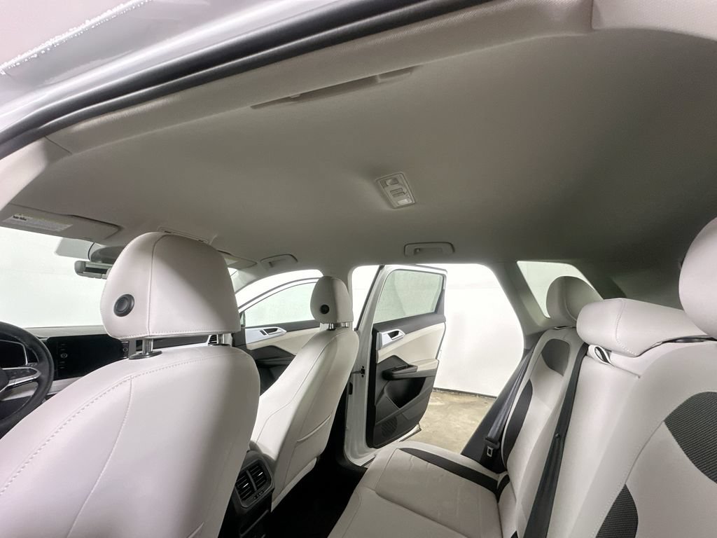 Used 2025 Volkswagen Taos SE FWD image 13