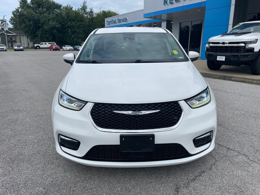 Used 2023 Chrysler Pacifica Touring-L FWD image 2