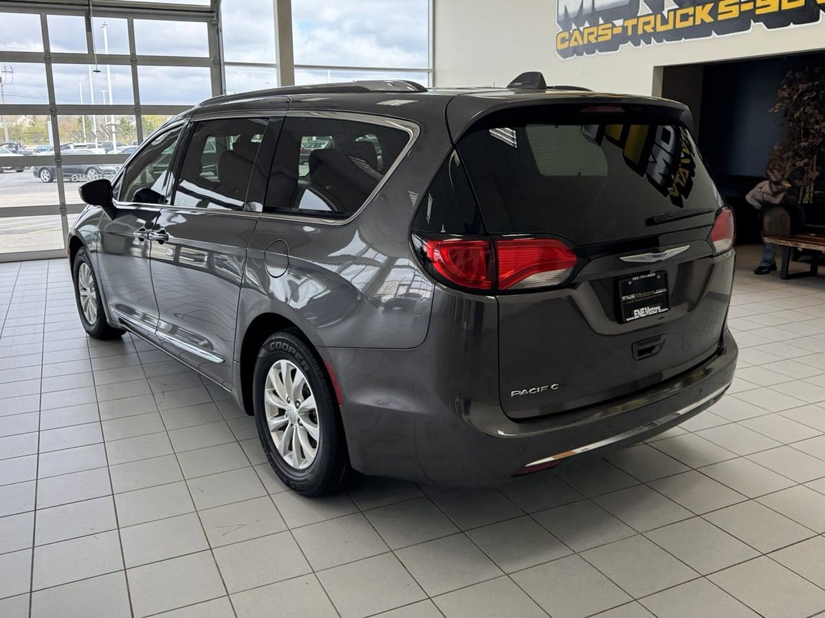 Used 2018 Chrysler Pacifica Touring-L FWD image 2