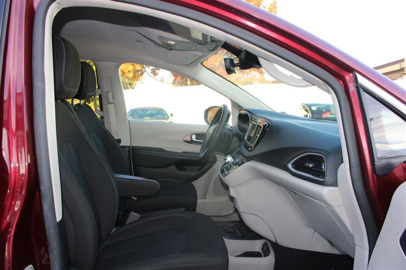 Used 2023 Chrysler Voyager LX image 13