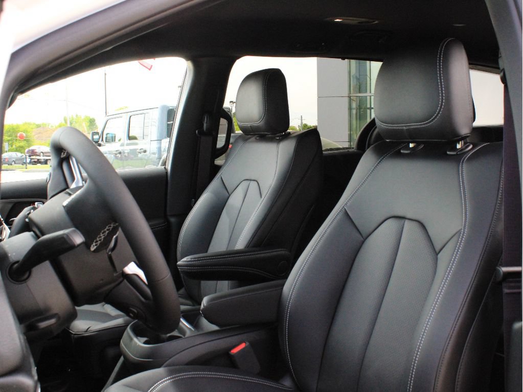 New 2027 Chrysler Pacifica Select w/ Family Tech Group FWD image 10