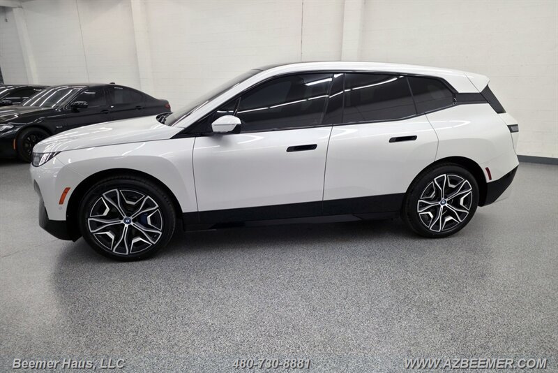 Used 2024 BMW iX xDrive50 w/ Sport Package AWD/4WD image 4