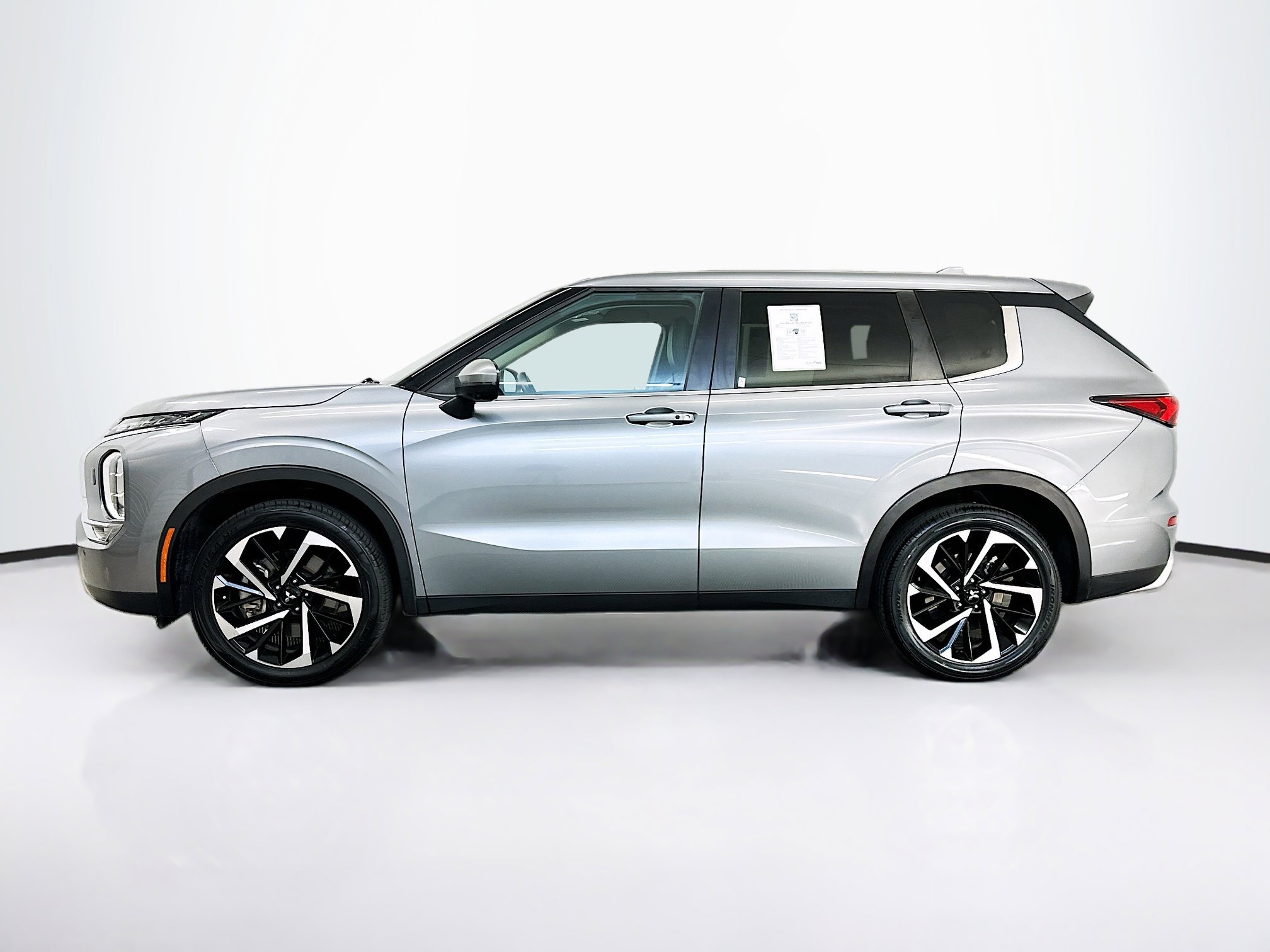 Used 2024 Mitsubishi Outlander SE image 4