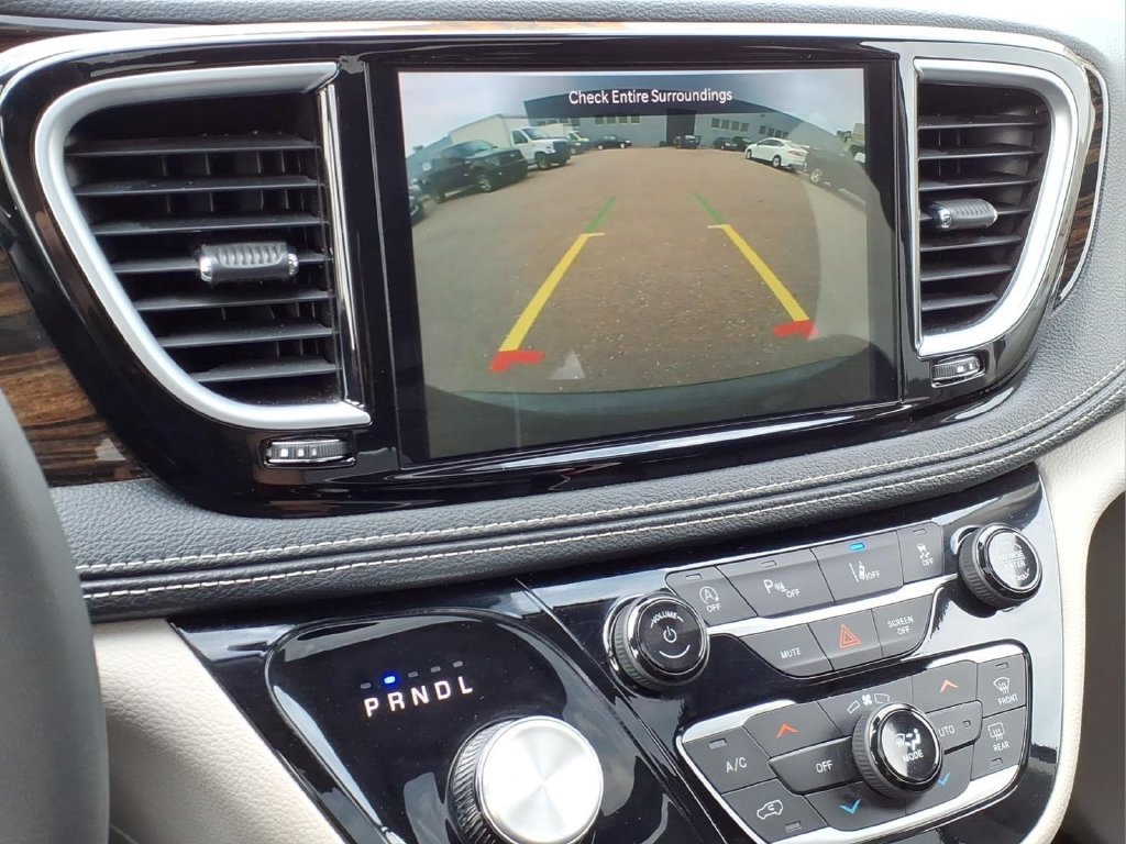 Used 2024 Chrysler Pacifica Limited FWD image 7