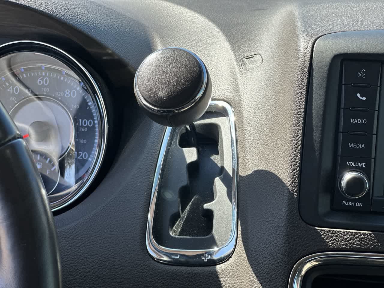 Used 2016 Chrysler Town & Country Touring FWD image 28