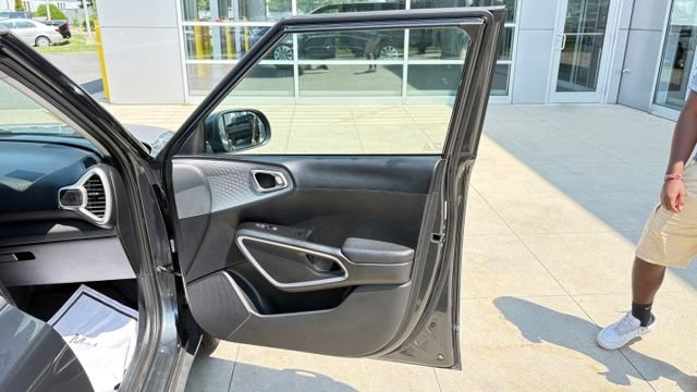 Used 2023 Kia Soul LX w/ Option Group 015 FWD image 32