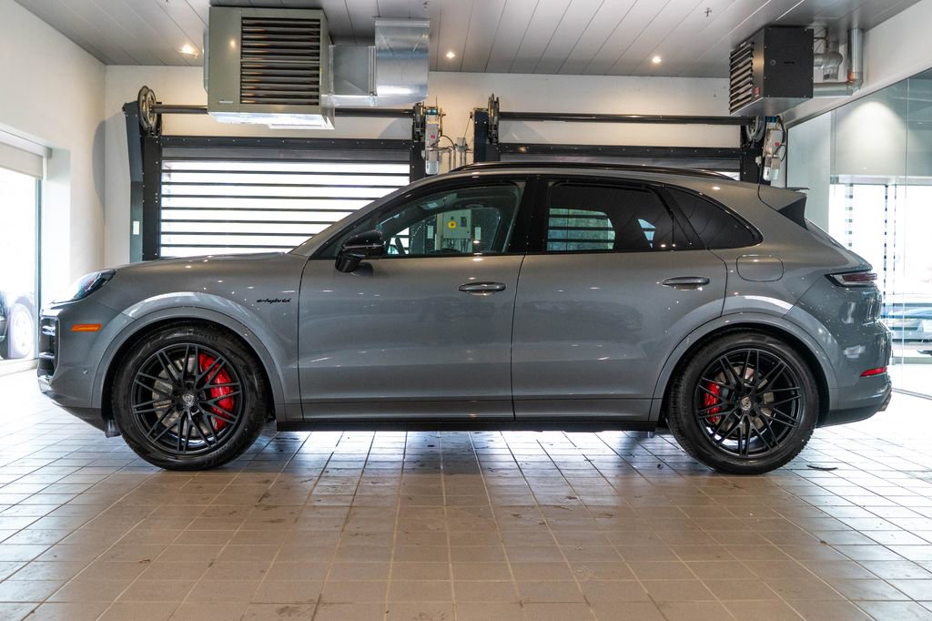 New 2026 Porsche Cayenne Turbo AWD/4WD image 2