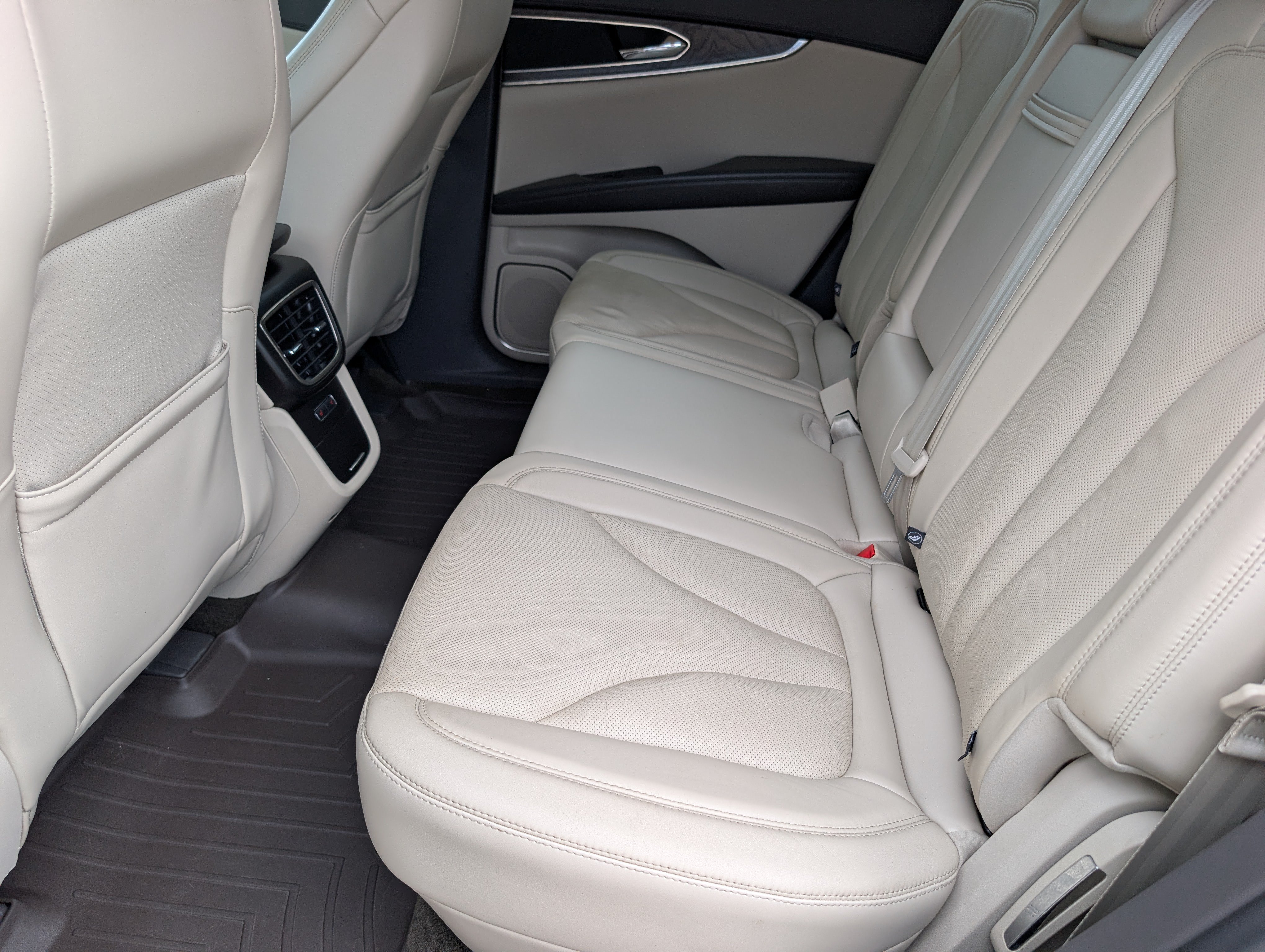 Used 2016 Lincoln MKX Reserve w/ Climate Package FWD image 11