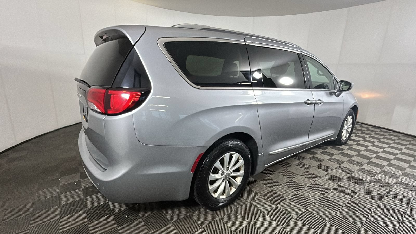 Used 2018 Chrysler Pacifica Touring-L FWD image 3