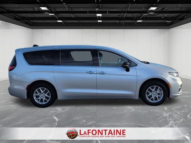 Used 2024 Chrysler Pacifica Touring-L image 6