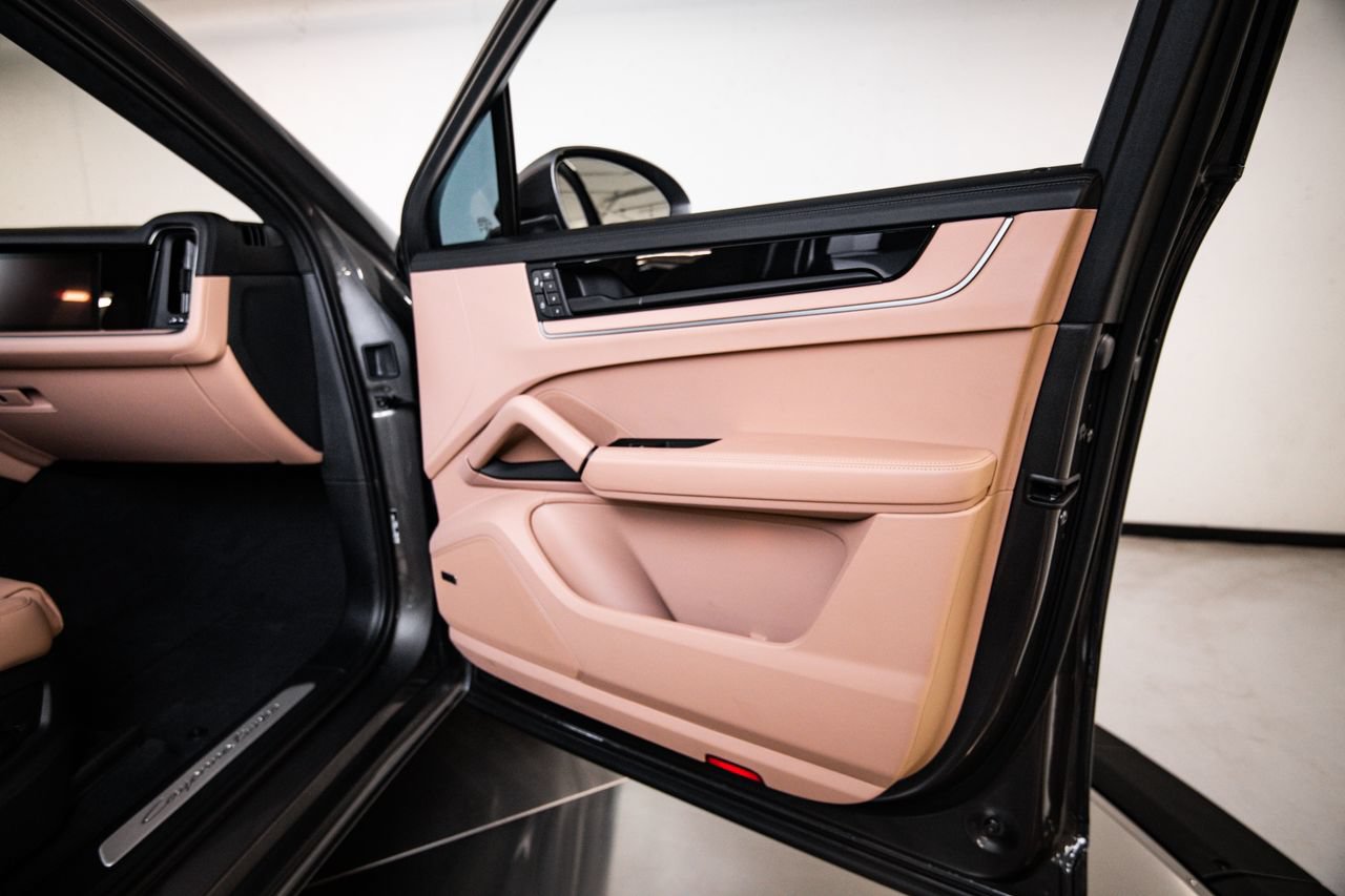 Certified 2024 Porsche Cayenne Turbo AWD/4WD image 28