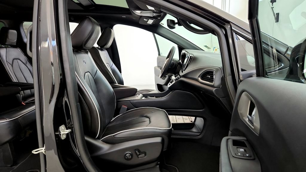 Used 2023 Chrysler Pacifica Limited w/ Uconnect Theater Family Group AWD/4WD image 17