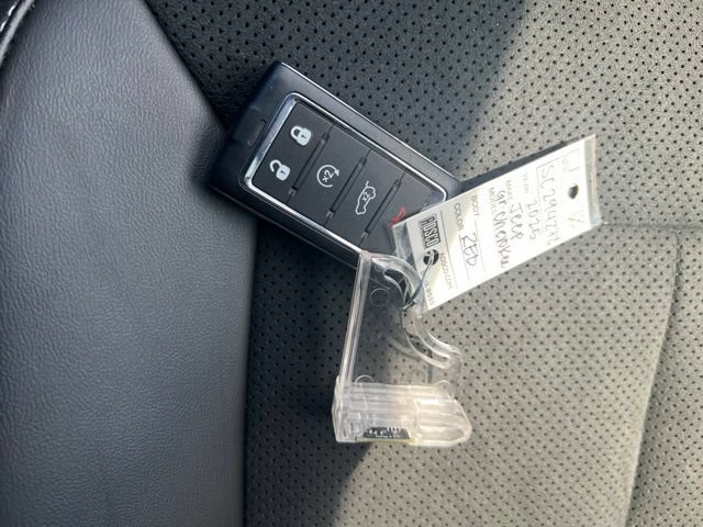 Used 2025 Jeep Grand Cherokee Altitude AWD/4WD image 16