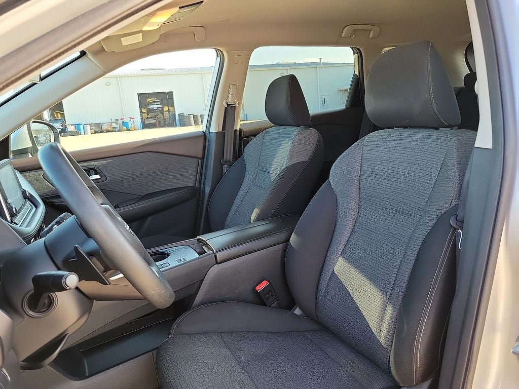 Used 2022 Nissan Rogue SV FWD image 11