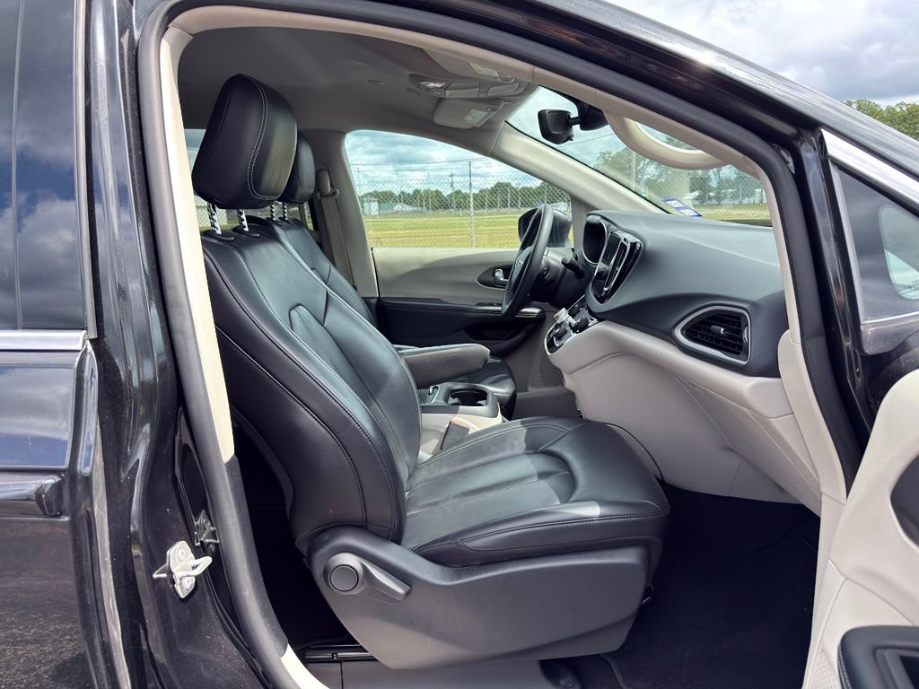 Used 2023 Chrysler Pacifica Touring-L FWD image 34