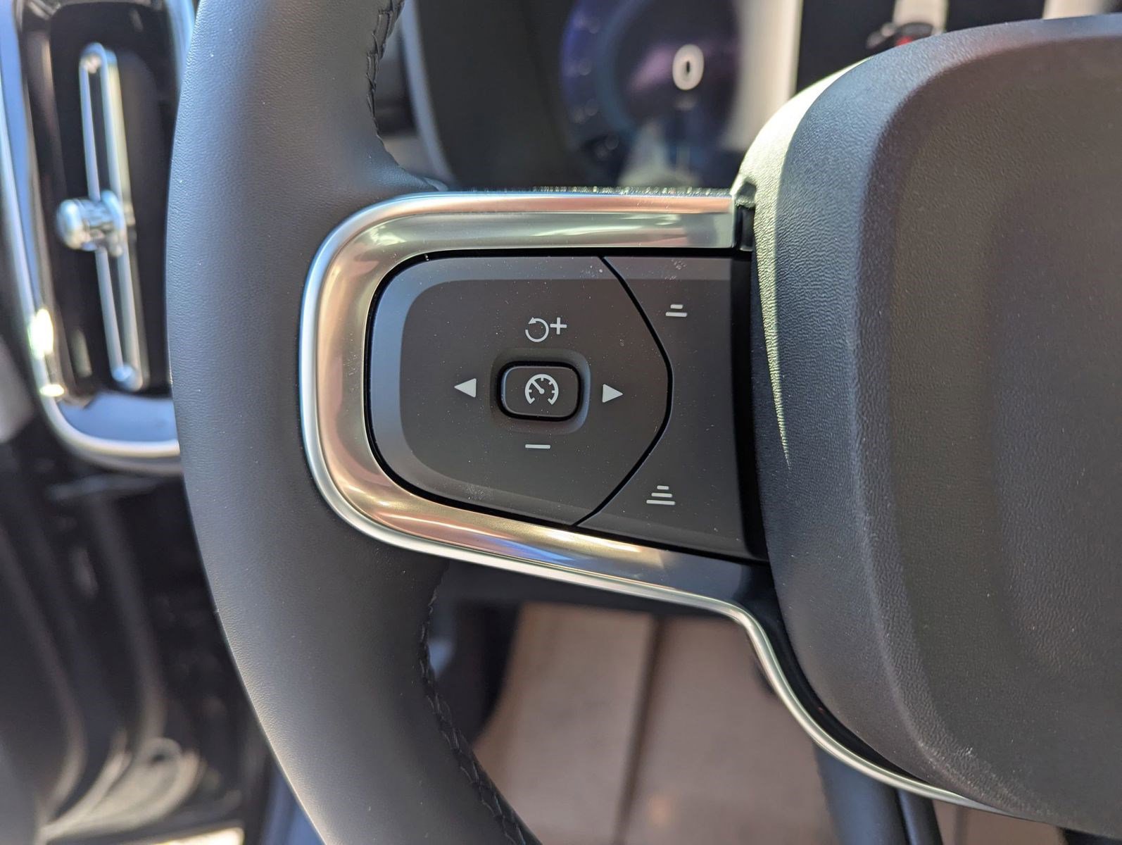 New 2025 Volvo XC40 B5 Plus w/ Protection Package Premier image 11