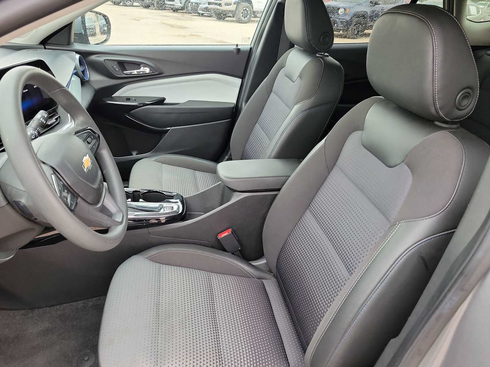 Used 2025 Chevrolet Trax LT FWD image 15