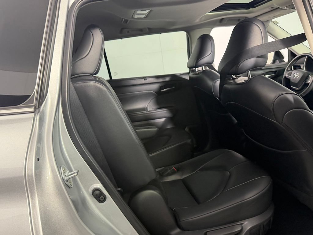 Used 2025 Toyota Highlander XLE FWD image 32
