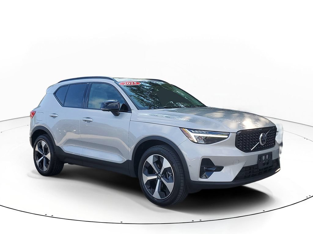 Used 2025 Volvo XC40 B5 Plus AWD/4WD video 1