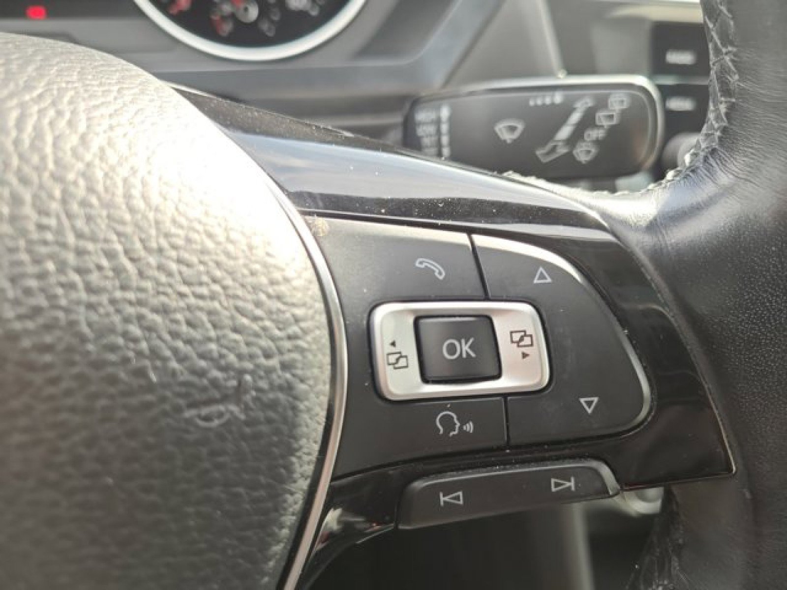 Used 2018 Volkswagen Tiguan SEL image 27