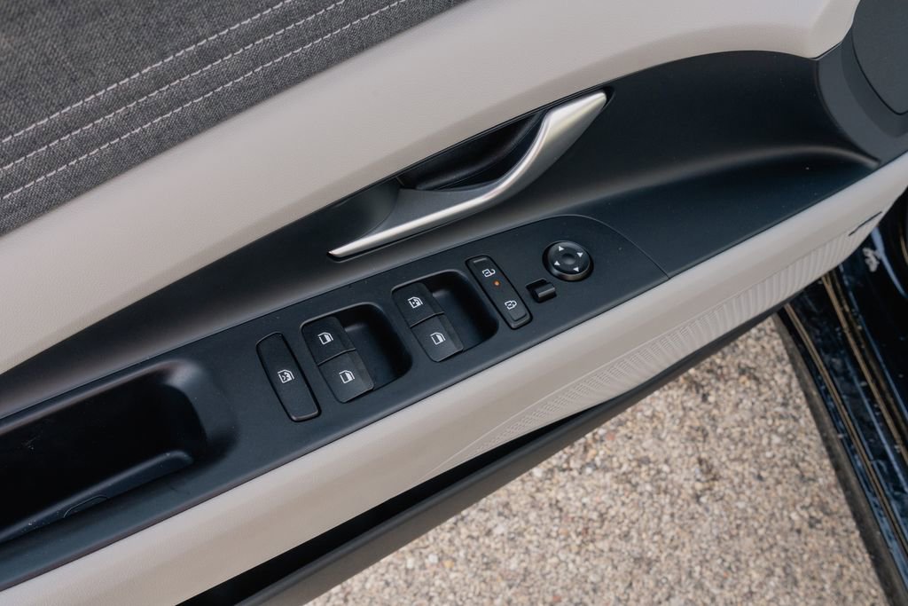 Certified 2025 Hyundai Elantra Limited image 18