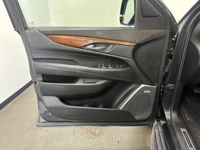 Used 2016 Cadillac Escalade Luxury image 14