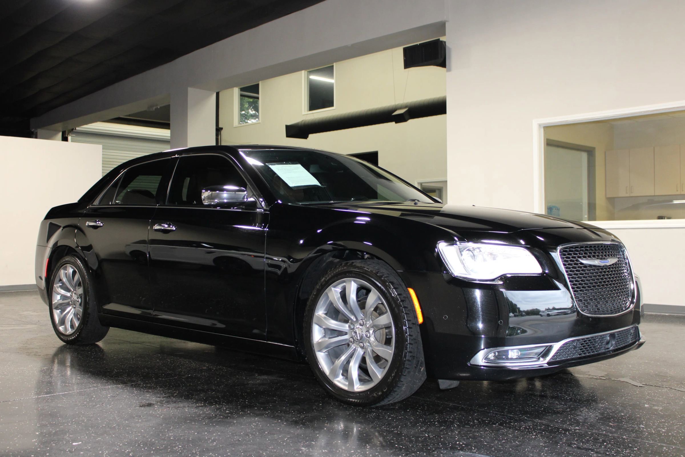 Used 2019 Chrysler 300 Limited w/ Safetytec Plus Group RWD image 1