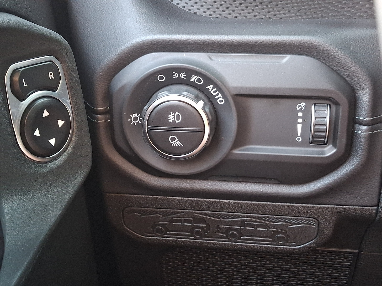 Used 2025 Jeep Gladiator Mojave w/ Safety Group AWD/4WD image 22