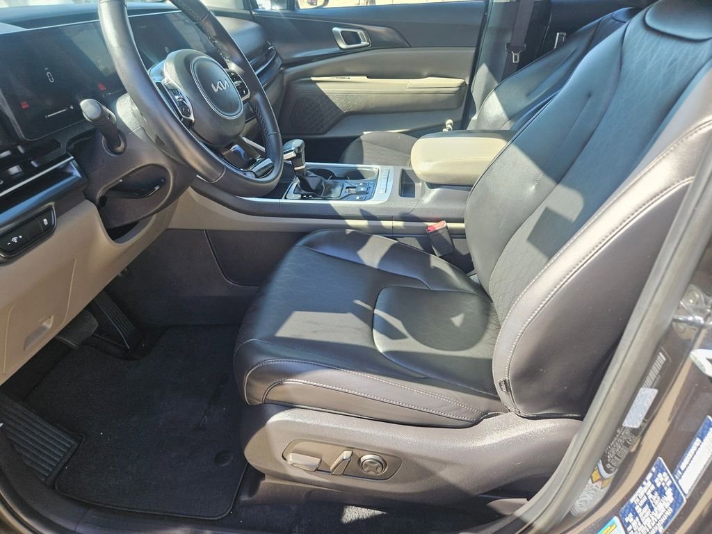 Used 2025 Kia Carnival image 13