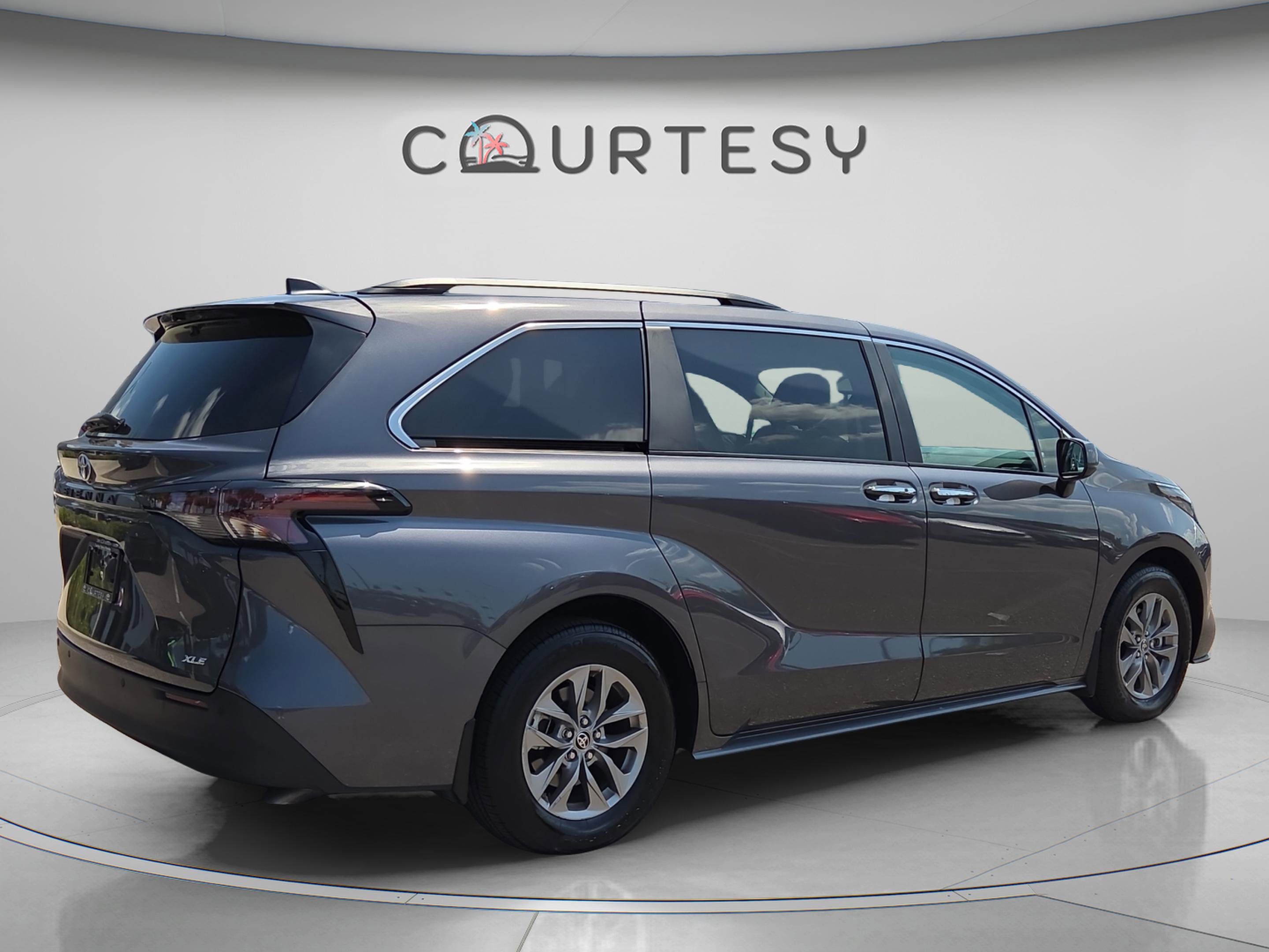 Used 2025 Toyota Sienna XLE image 3