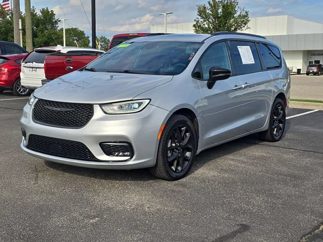 Used 2023 Chrysler Pacifica Limited w/ S Appearance Package AWD/4WD image 2