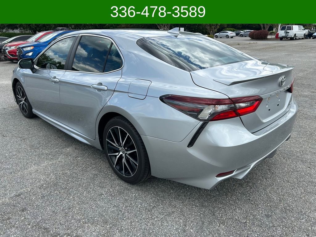 Used 2021 Toyota Camry SE FWD image 3